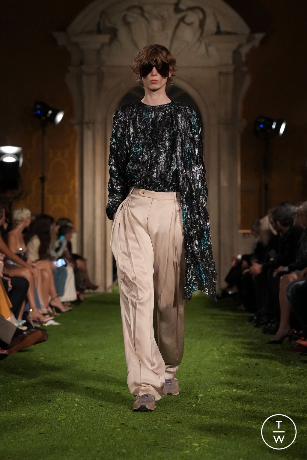 Fashion Week Paris Fall/Winter 2026 look 39 from the Valentino collection womenswear