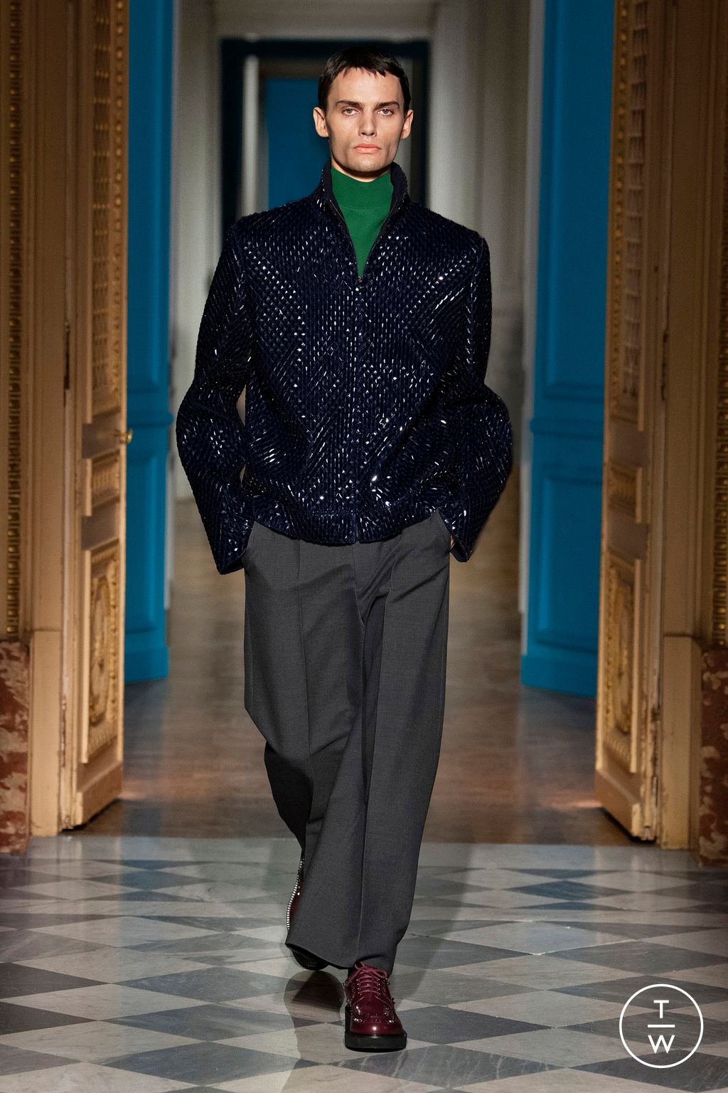 Fashion Week Paris Fall/Winter 2024 look 39 from the Valentino collection 男装