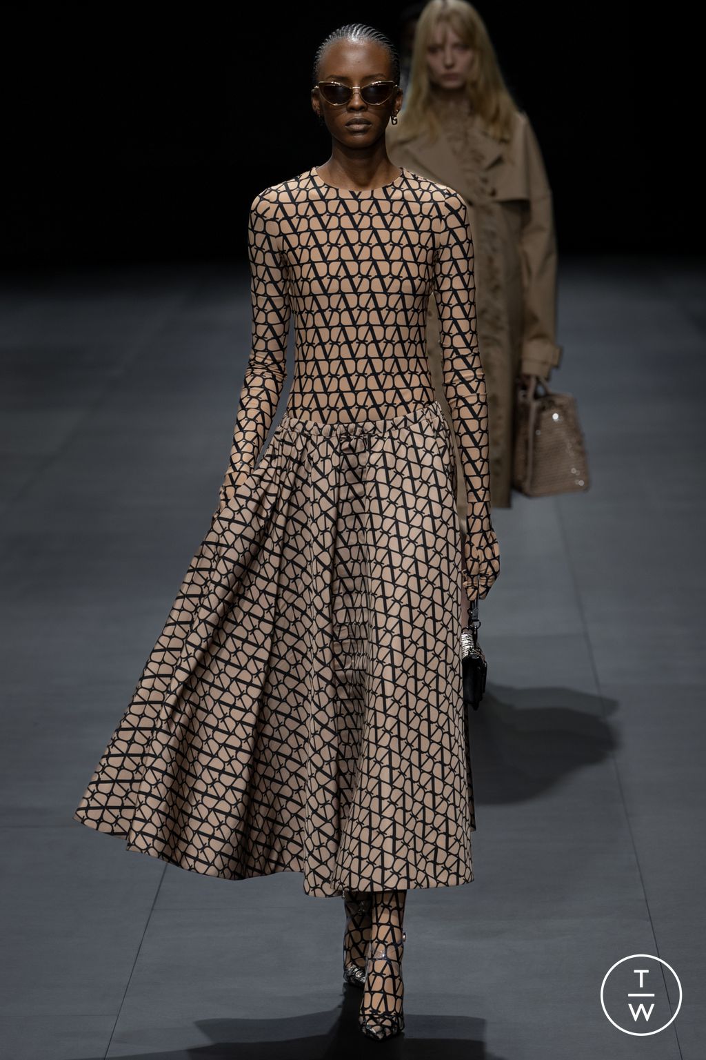 Fashion Week Paris Spring/Summer 2023 look 39 from the Valentino collection womenswear