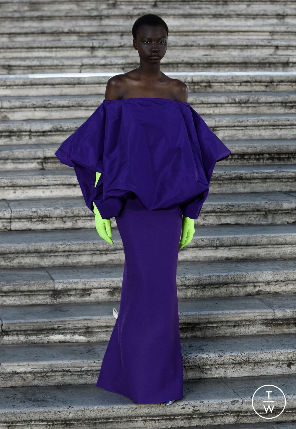 Fashion Week Paris Fall/Winter 2022 look 39 from the Valentino collection couture