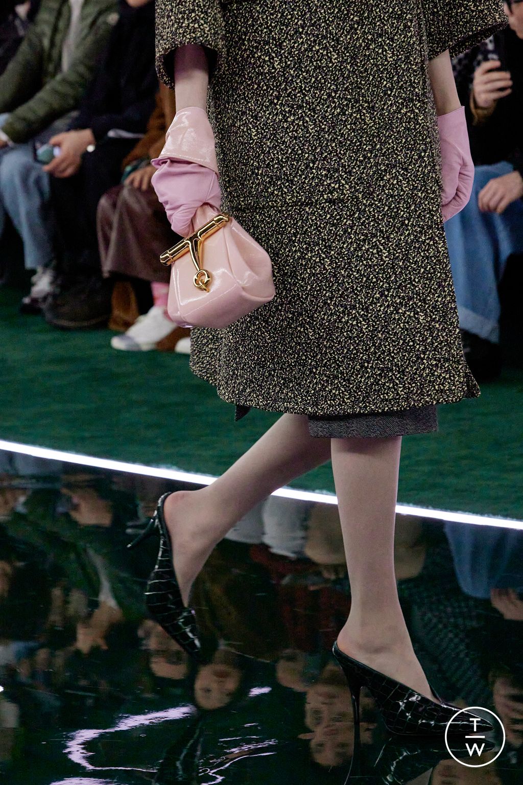Fashion Week Milan Fall/Winter 2025 look 4 from the Gucci collection womenswear accessories