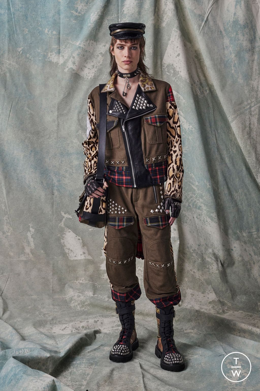 Fashion Week Milan Pre-Fall 2023 look 3 from the Moschino collection 男装
