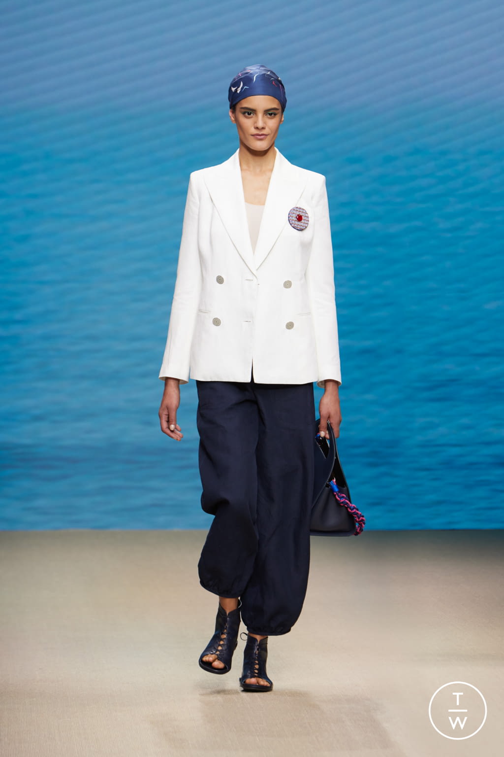 Fashion Week Milan Spring/Summer 2022 look 4 from the Giorgio Armani collection 女装