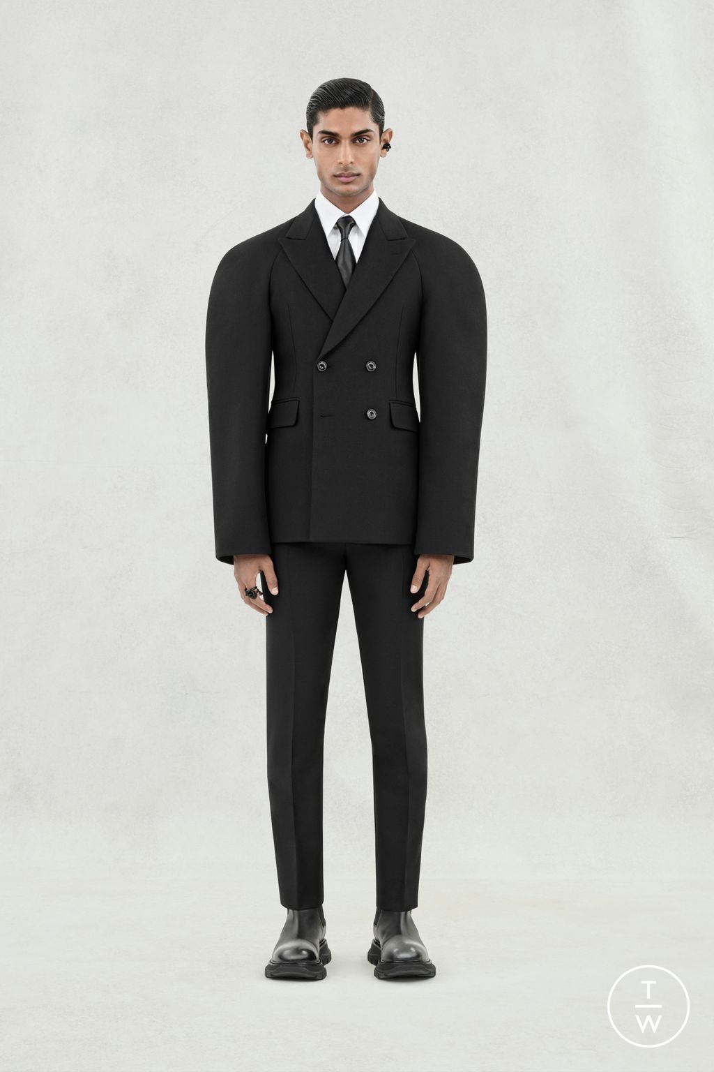 Fashion Week London Spring/Summer 2024 look 4 from the Alexander McQueen collection menswear