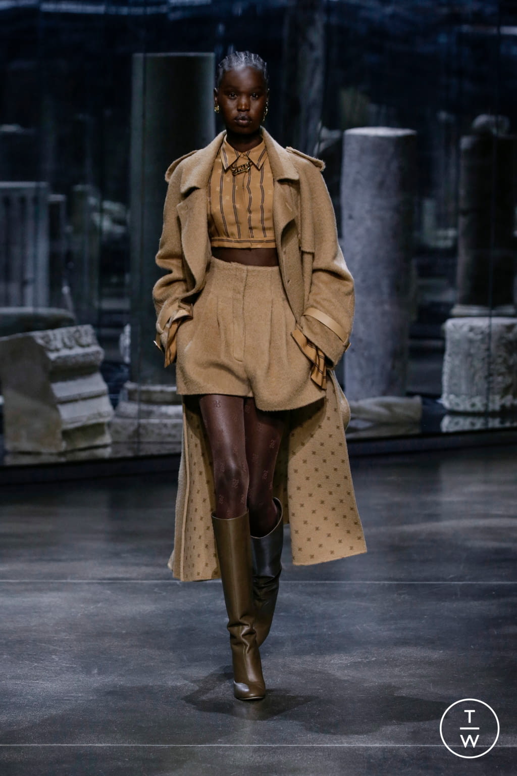 Fashion Week Milan Fall/Winter 2021 look 4 from the Fendi collection 女装