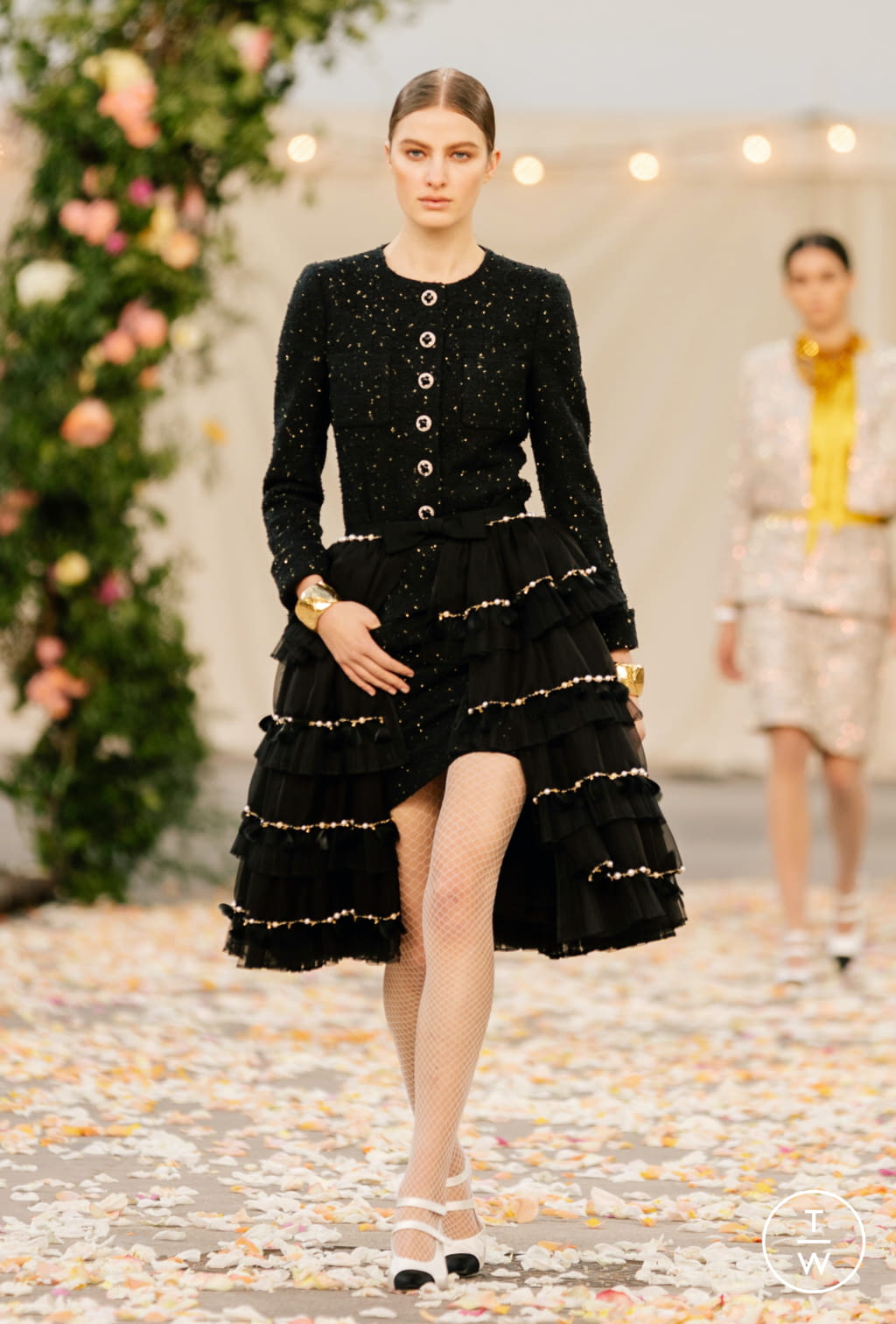 Fashion Week Paris Spring/Summer 2021 look 4 from the Chanel collection couture