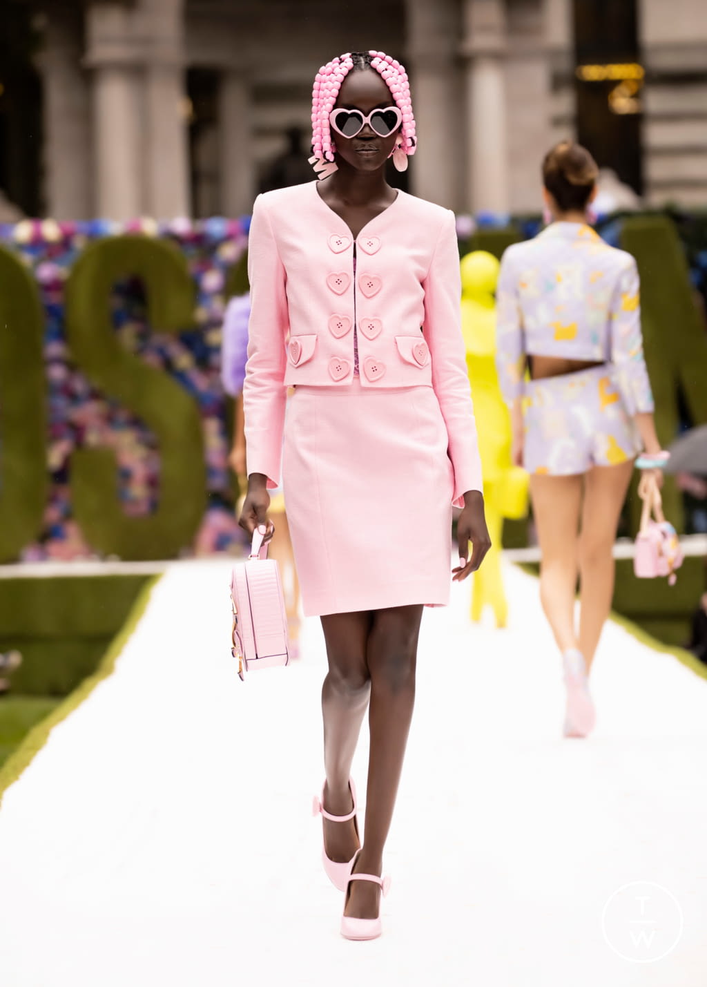 Fashion Week New York Spring/Summer 2022 look 40 from the Moschino collection womenswear