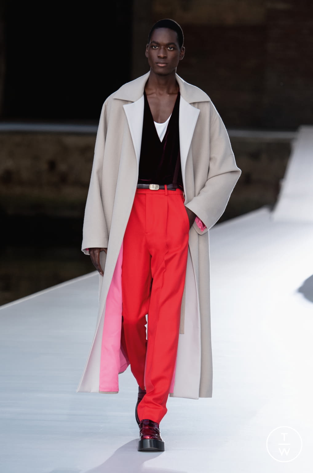 Fashion Week Paris Fall/Winter 2021 look 40 from the Valentino collection 高级定制
