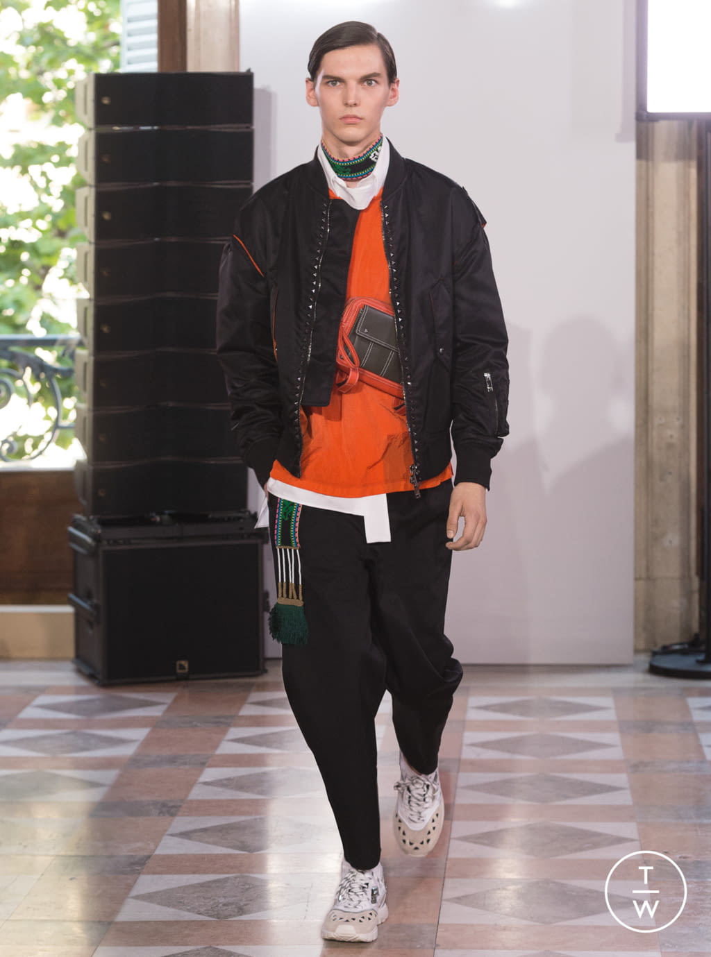 Fashion Week Paris Spring/Summer 2018 look 41 from the Valentino collection 男装