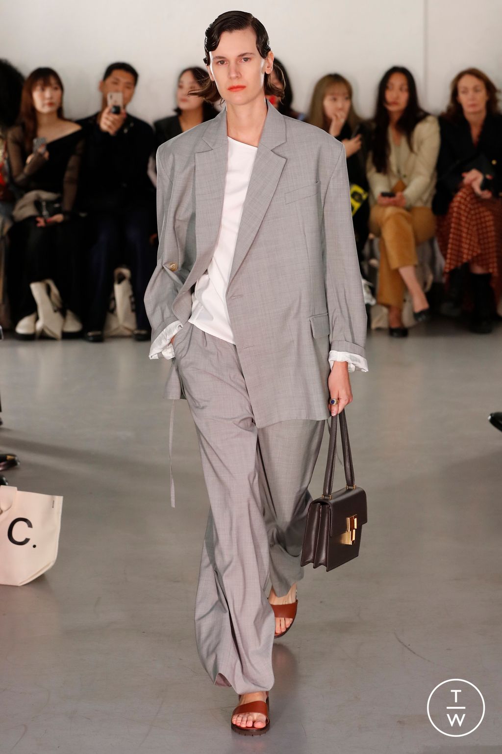 Fashion Week London Spring/Summer 2023 look 16 from the Eudon Choi collection 女装