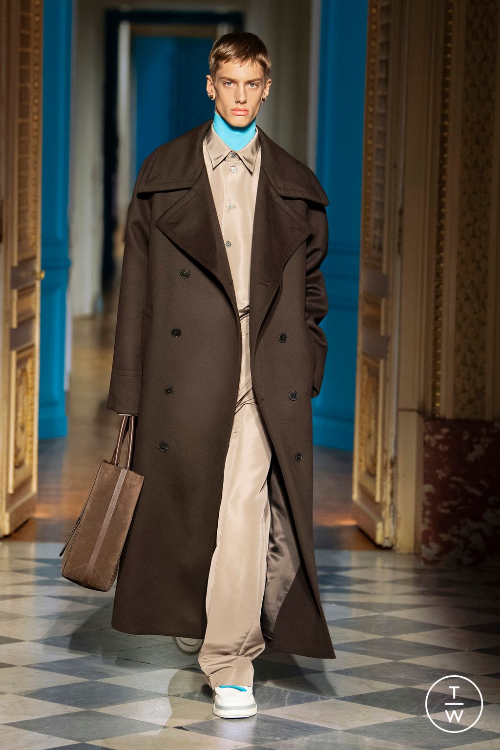 Fashion Week Paris Fall/Winter 2024 look 41 from the Valentino collection menswear