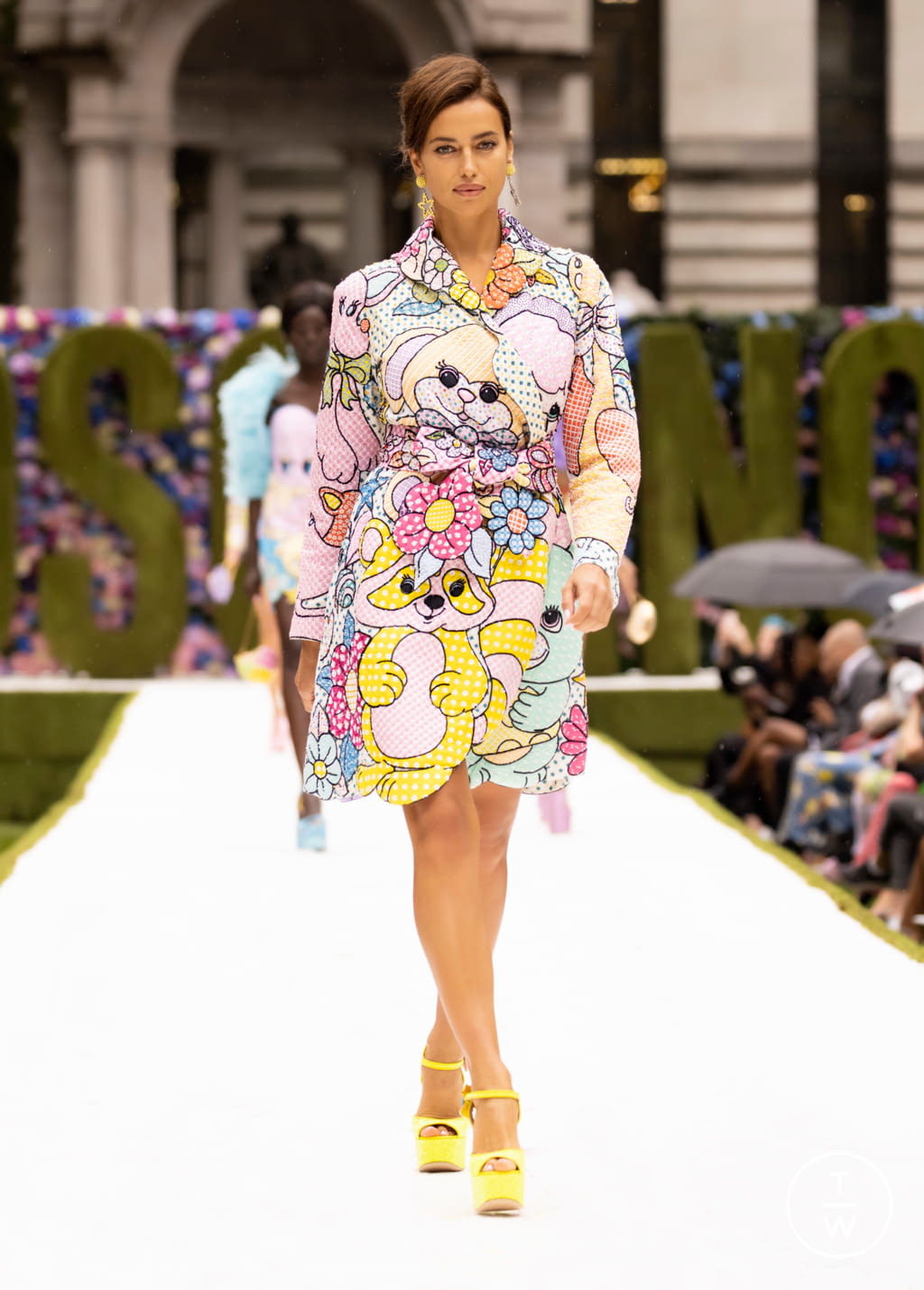 Fashion Week New York Spring/Summer 2022 look 43 from the Moschino collection 女装