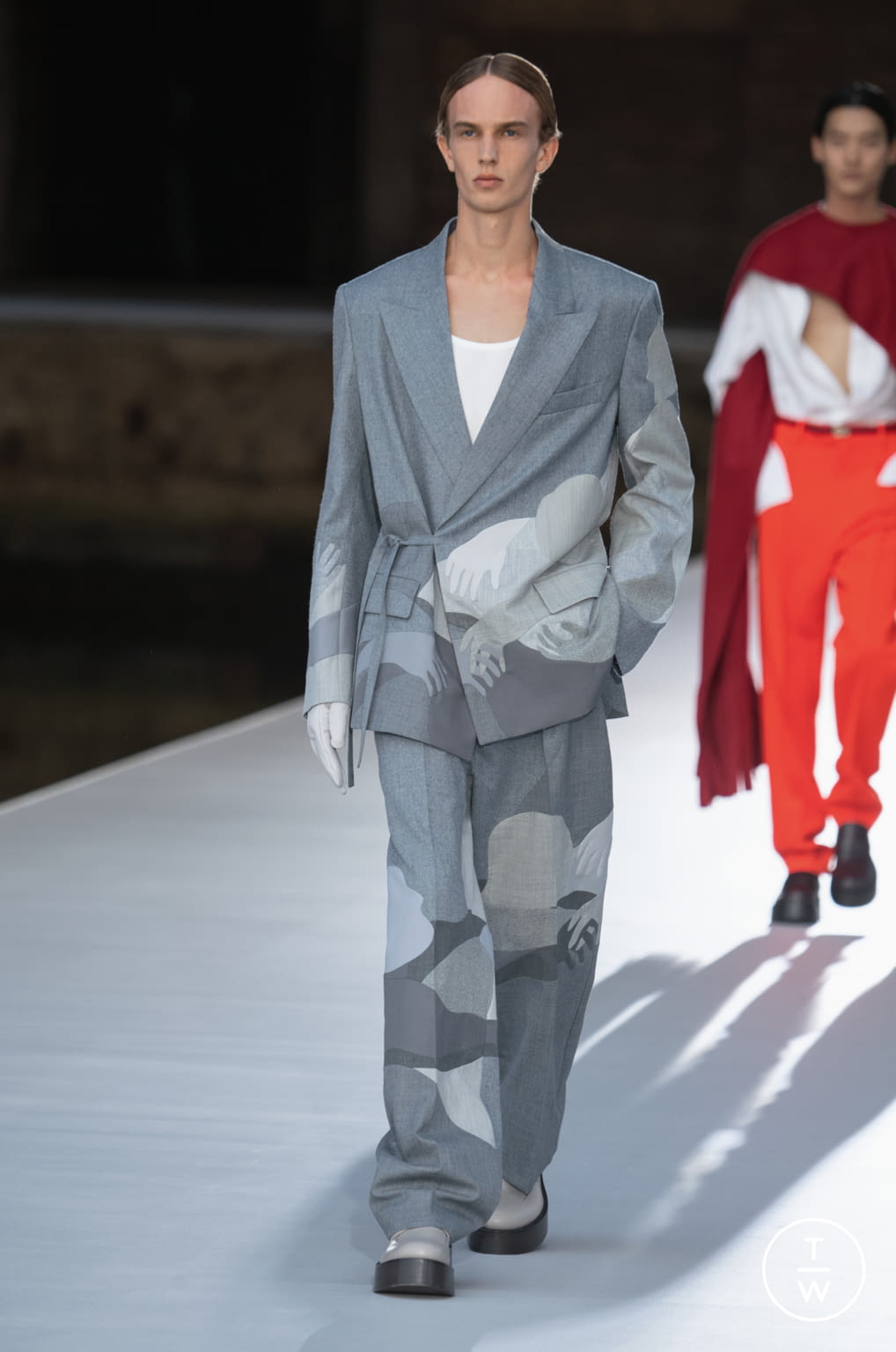 Fashion Week Paris Fall/Winter 2021 look 42 from the Valentino collection 高级定制