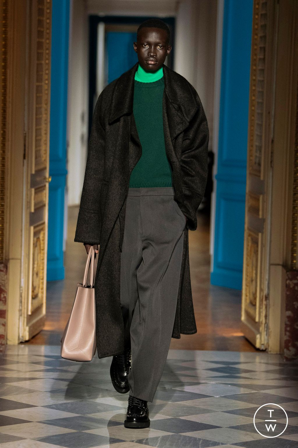 Fashion Week Paris Fall/Winter 2024 look 42 from the Valentino collection 男装