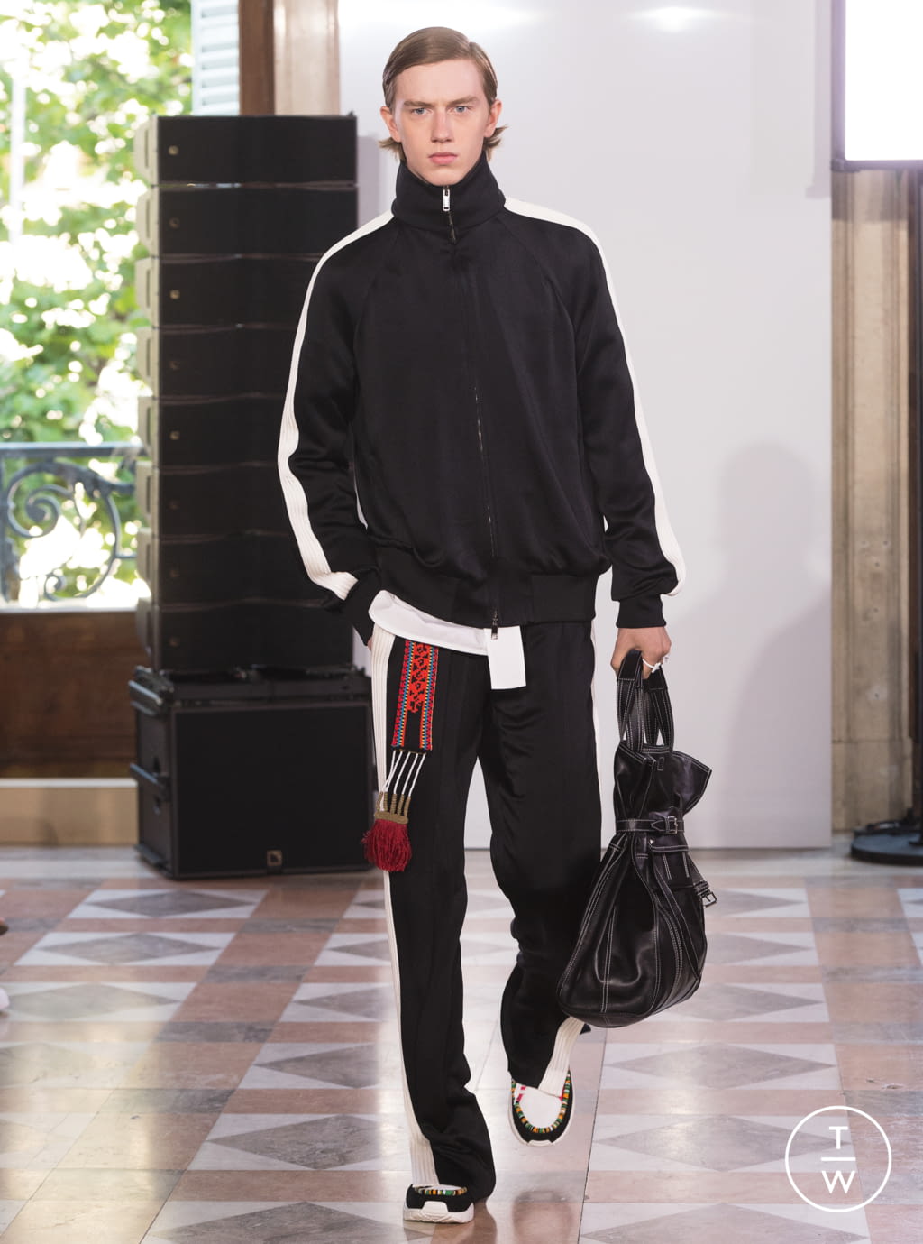 Fashion Week Paris Spring/Summer 2018 look 43 from the Valentino collection menswear