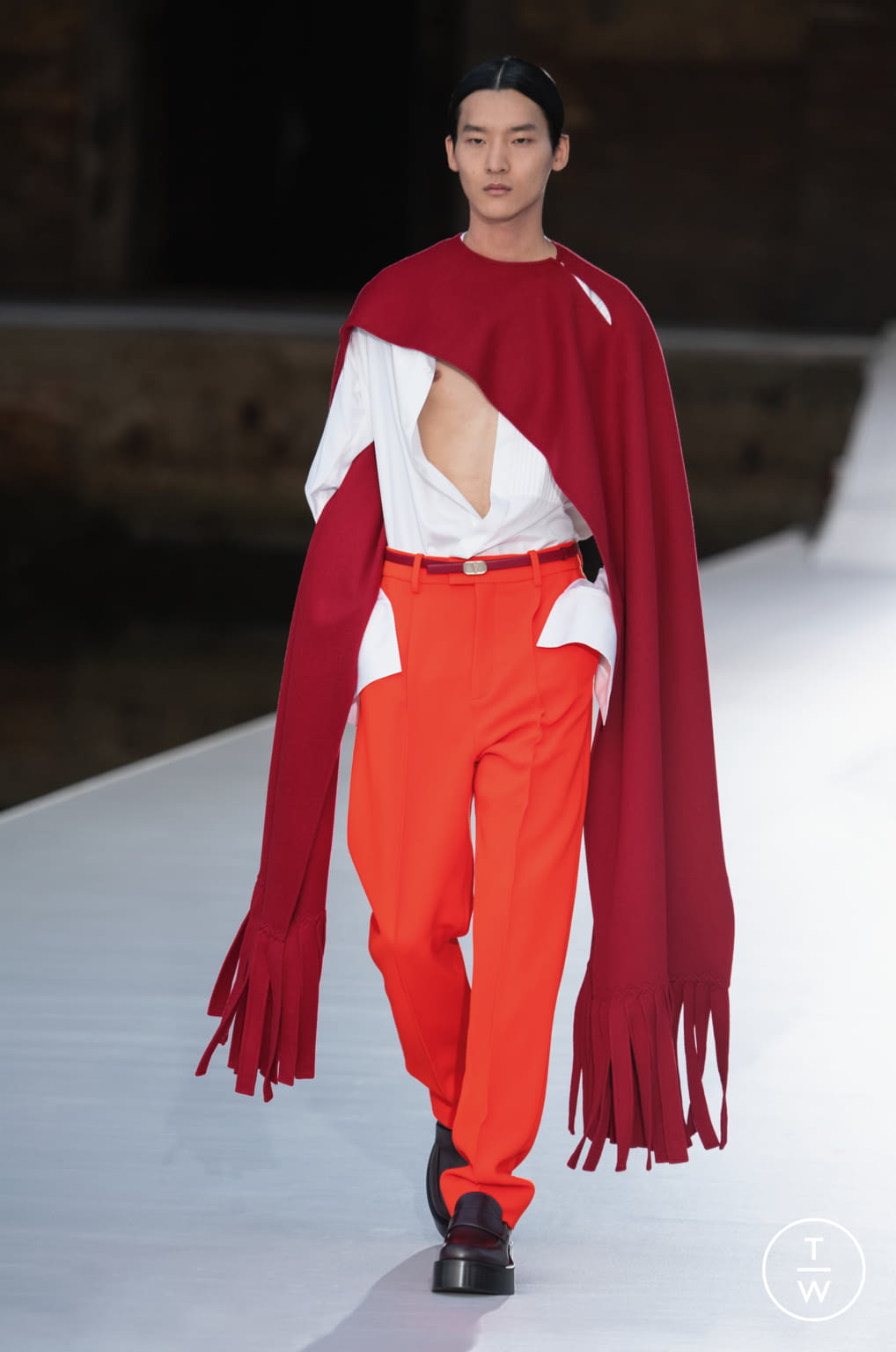 Fashion Week Paris Fall/Winter 2021 look 43 from the Valentino collection 高级定制
