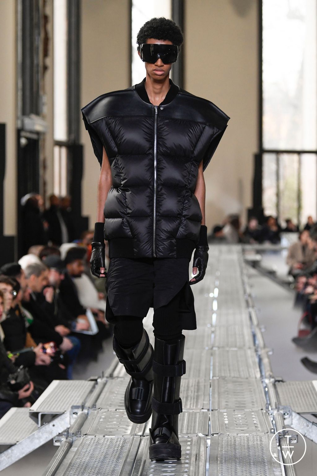Fashion Week Paris Fall/Winter 2023 look 24 from the Rick Owens collection 男装