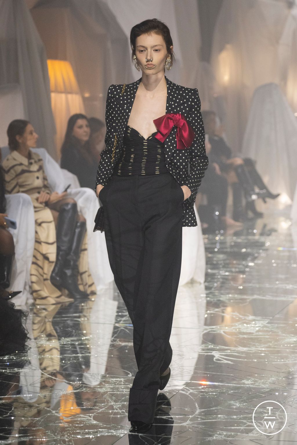 Fashion Week Paris Spring-Summer 2025 look 43 from the Valentino collection 女装