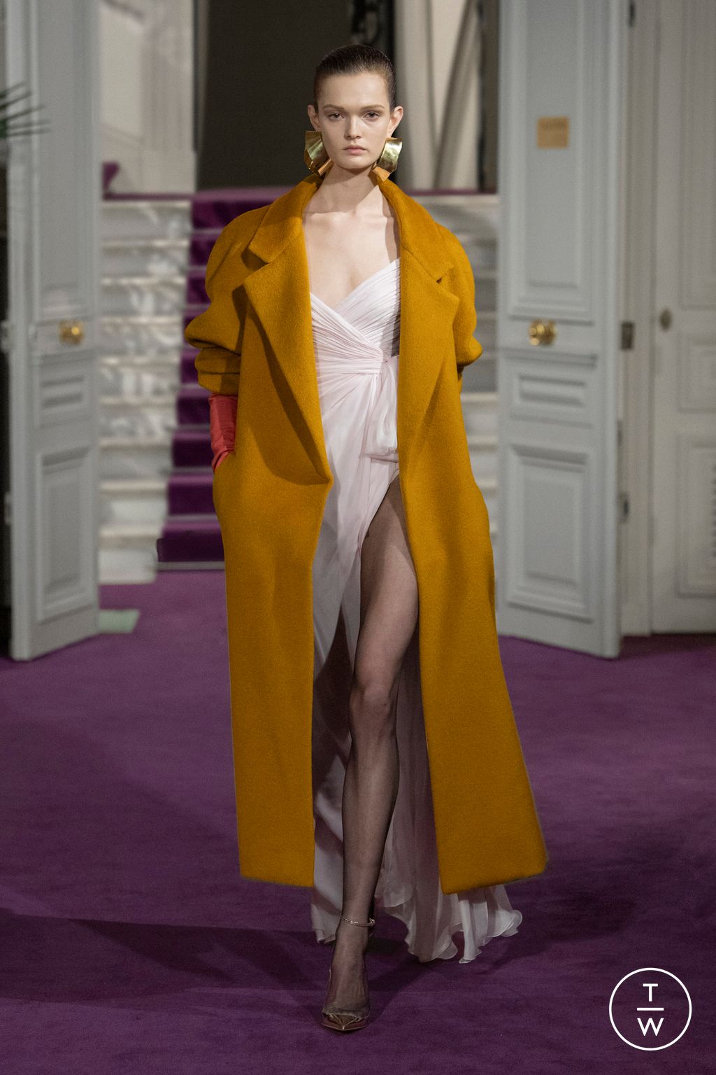 Fashion Week Paris Spring/Summer 2024 look 43 from the Valentino collection couture