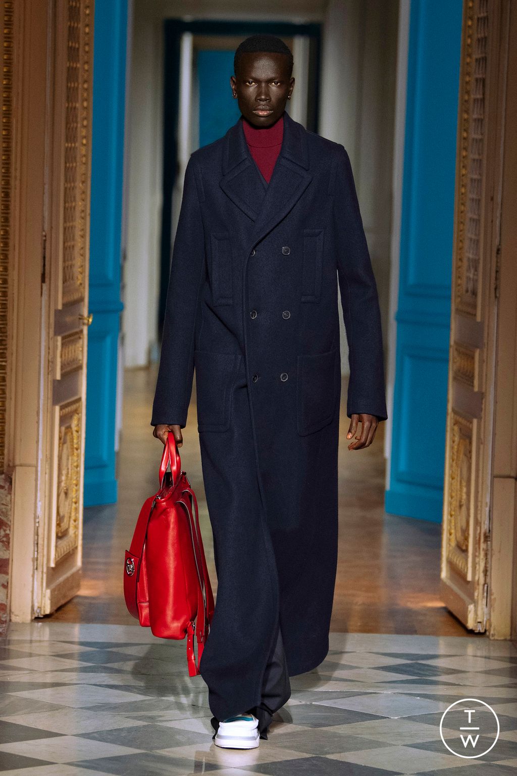 Fashion Week Paris Fall/Winter 2024 look 43 from the Valentino collection menswear