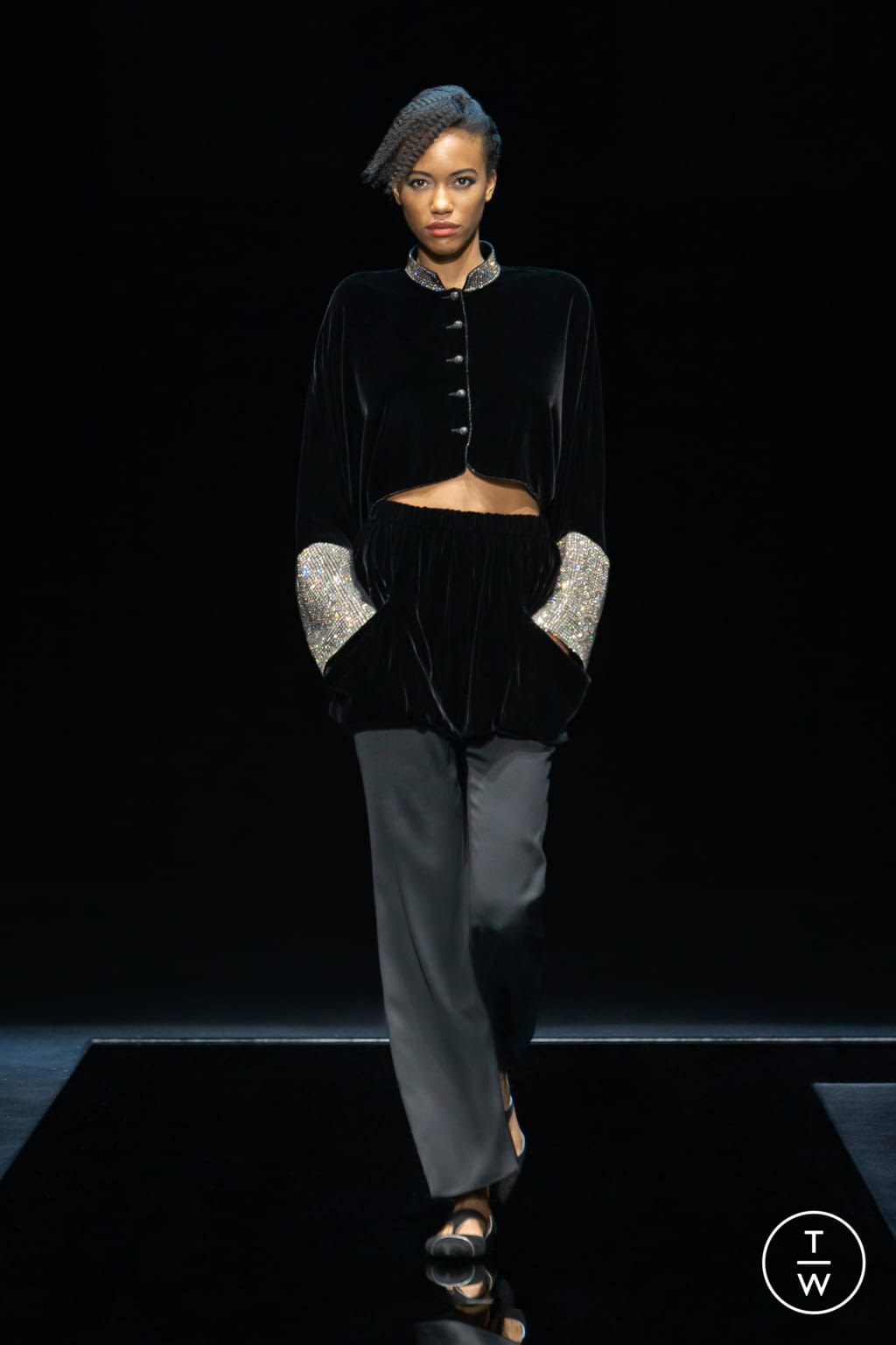 Fashion Week Milan Fall/Winter 2021 look 44 from the Giorgio Armani collection 女装