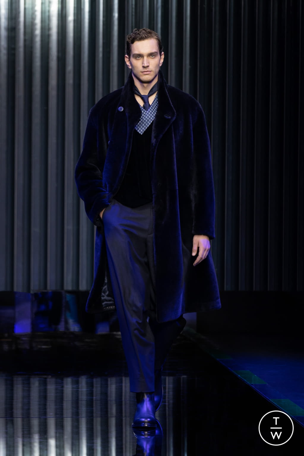 Fashion Week Milan Fall/Winter 2022 look 44 from the Giorgio Armani collection 女装
