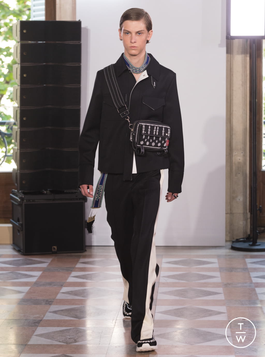 Fashion Week Paris Spring/Summer 2018 look 44 from the Valentino collection menswear