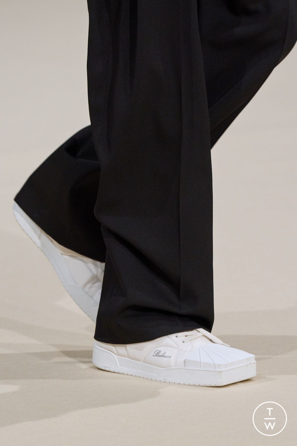 Fashion Week Paris Fall/Winter 2024 look 27 de la collection Balmain menswear accessories