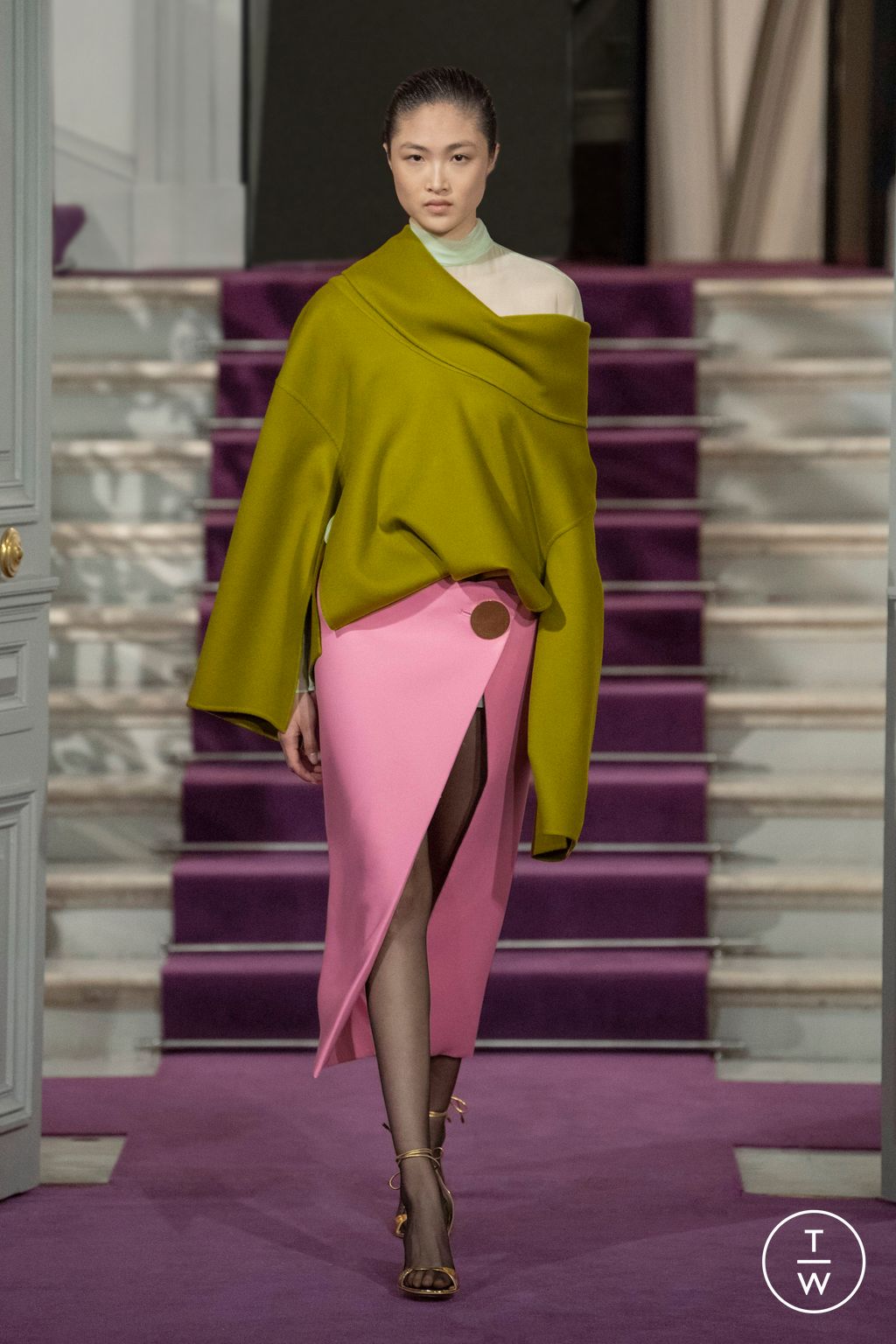 Fashion Week Paris Spring/Summer 2024 look 44 from the Valentino collection 高级定制