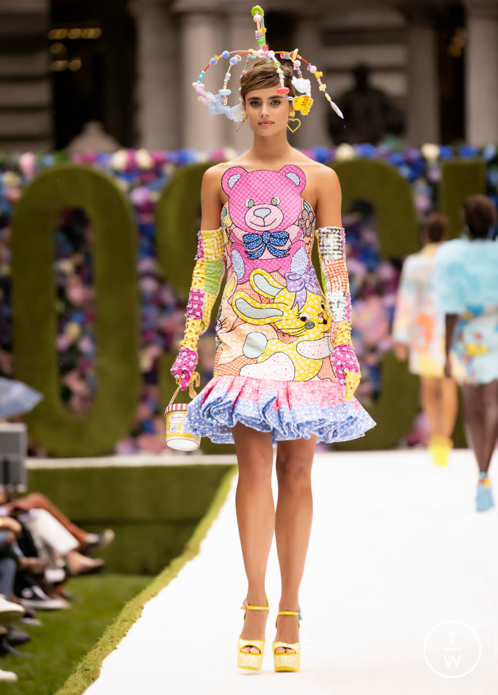 Fashion Week New York Spring/Summer 2022 look 45 from the Moschino collection 女装