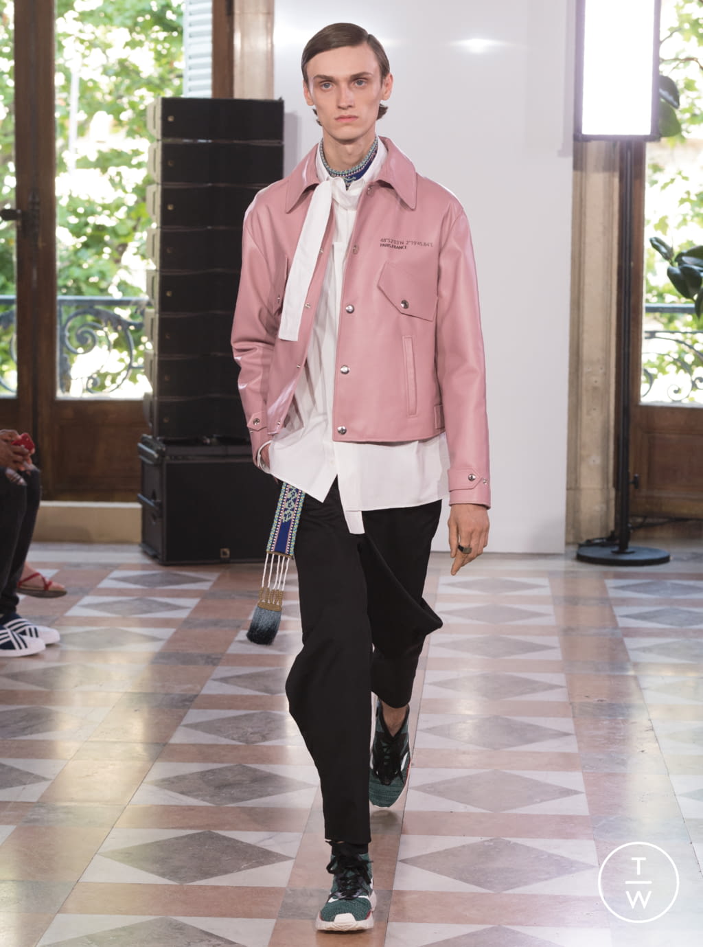 Fashion Week Paris Spring/Summer 2018 look 45 from the Valentino collection menswear