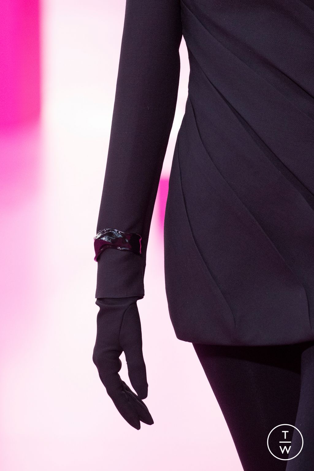 Fashion Week Paris Fall/Winter 2022 look 35 de la collection Valentino womenswear accessories