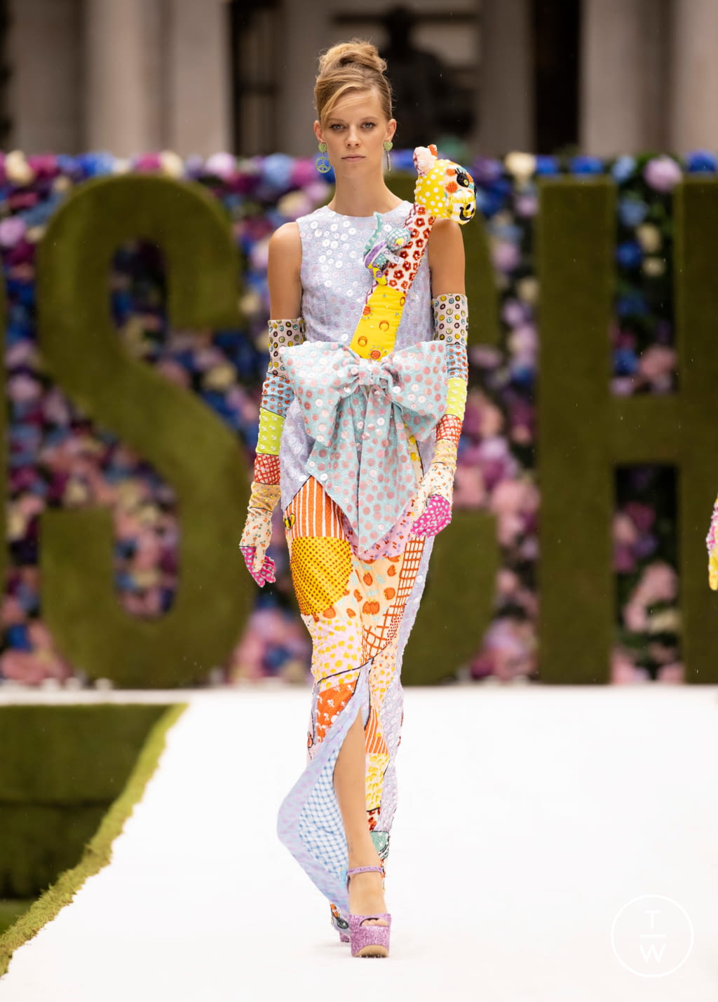 Fashion Week New York Spring/Summer 2022 look 46 from the Moschino collection womenswear
