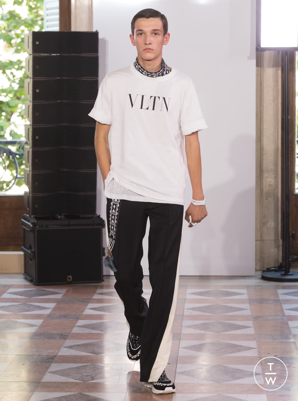 Fashion Week Paris Spring/Summer 2018 look 47 from the Valentino collection 男装