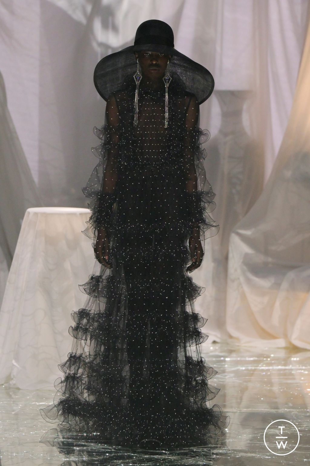 Fashion Week Paris Spring/Summer 2025 look 47 from the Valentino collection womenswear