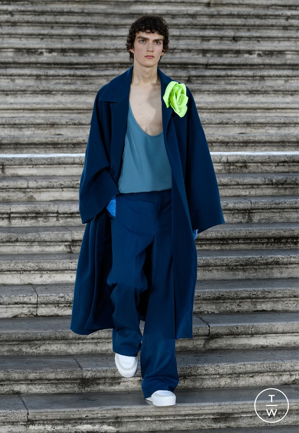 Fashion Week Paris Fall/Winter 2022 look 47 from the Valentino collection 高级定制