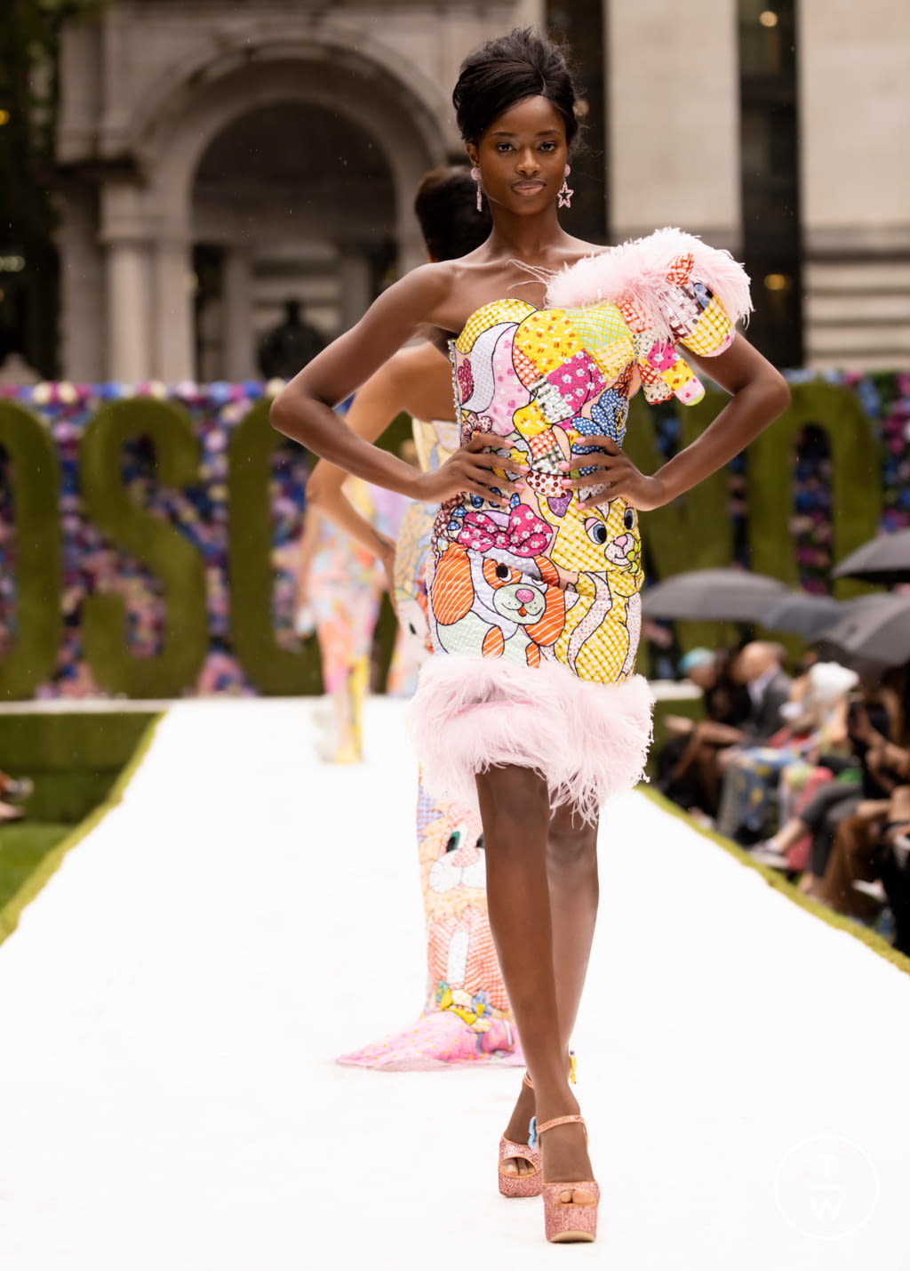 Fashion Week New York Spring/Summer 2022 look 48 from the Moschino collection 女装