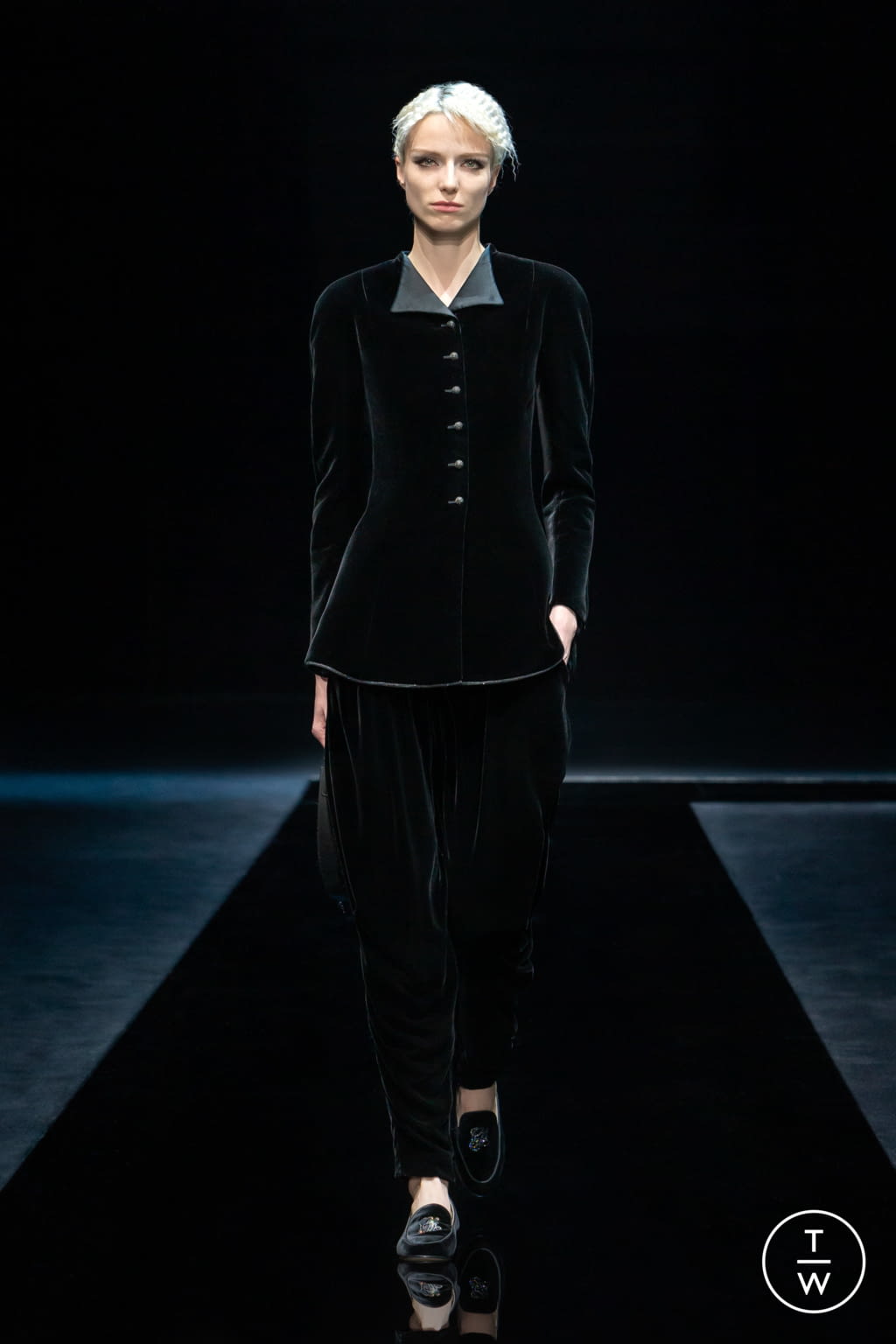 Fashion Week Milan Fall/Winter 2021 look 48 from the Giorgio Armani collection 女装