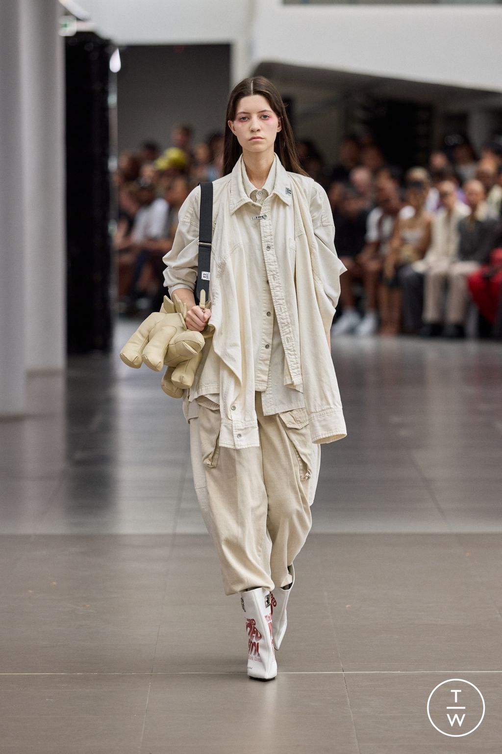 Fashion Week Paris Spring/Summer 2026 look 48 from the Maison Mihara Yasuhiro collection menswear