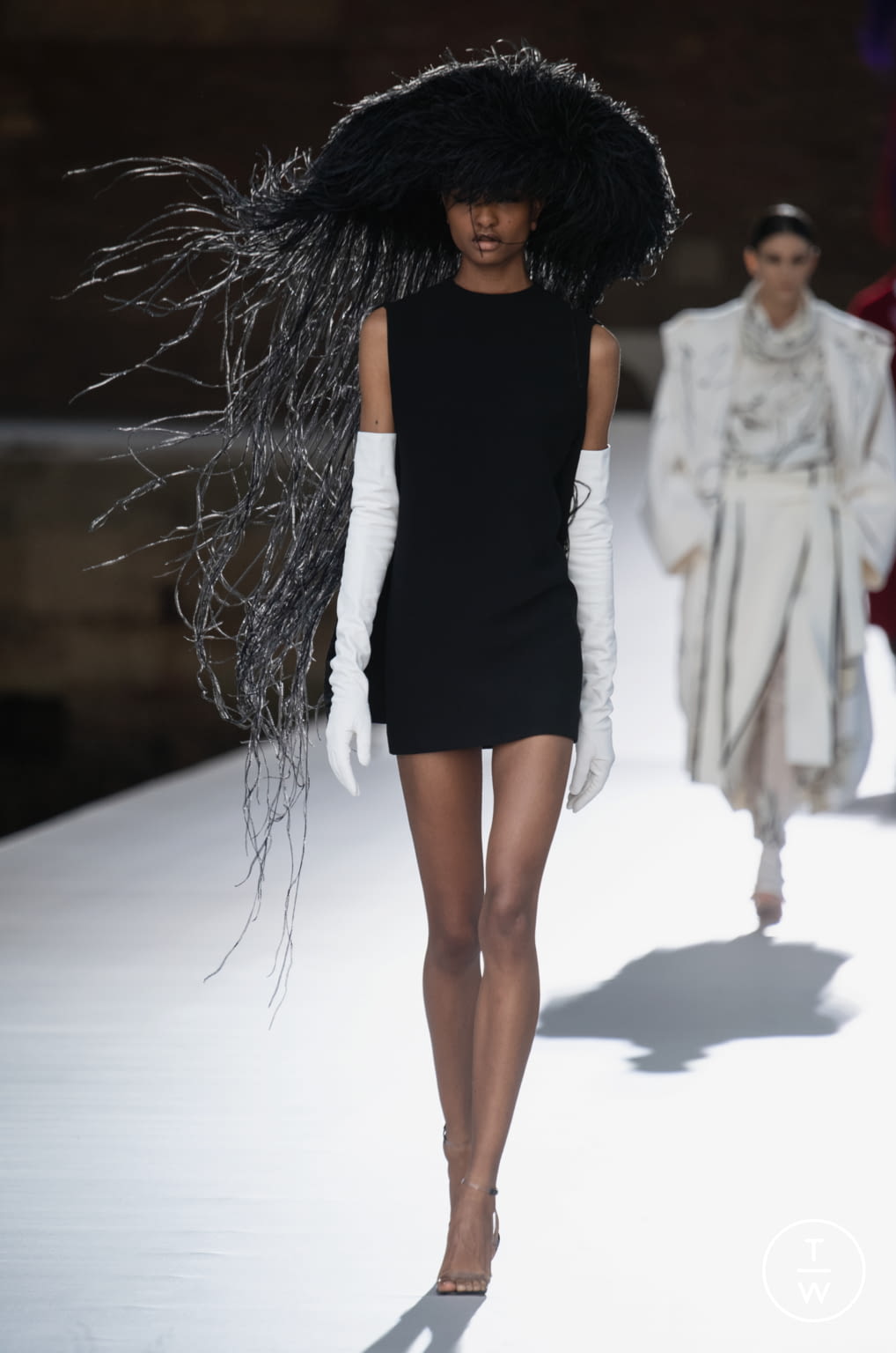 Fashion Week Paris Fall/Winter 2021 look 48 de la collection Valentino couture