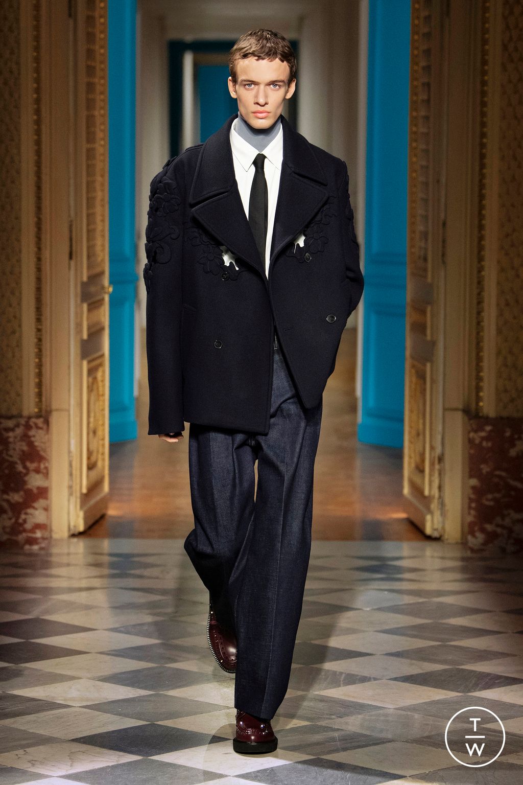 Fashion Week Paris Fall/Winter 2024 look 48 from the Valentino collection menswear