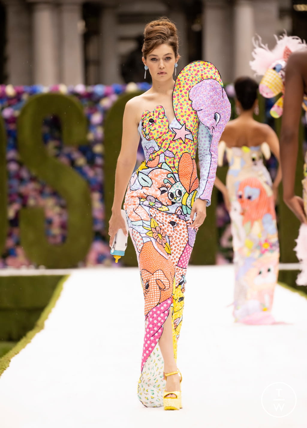 Fashion Week New York Spring/Summer 2022 look 49 from the Moschino collection womenswear