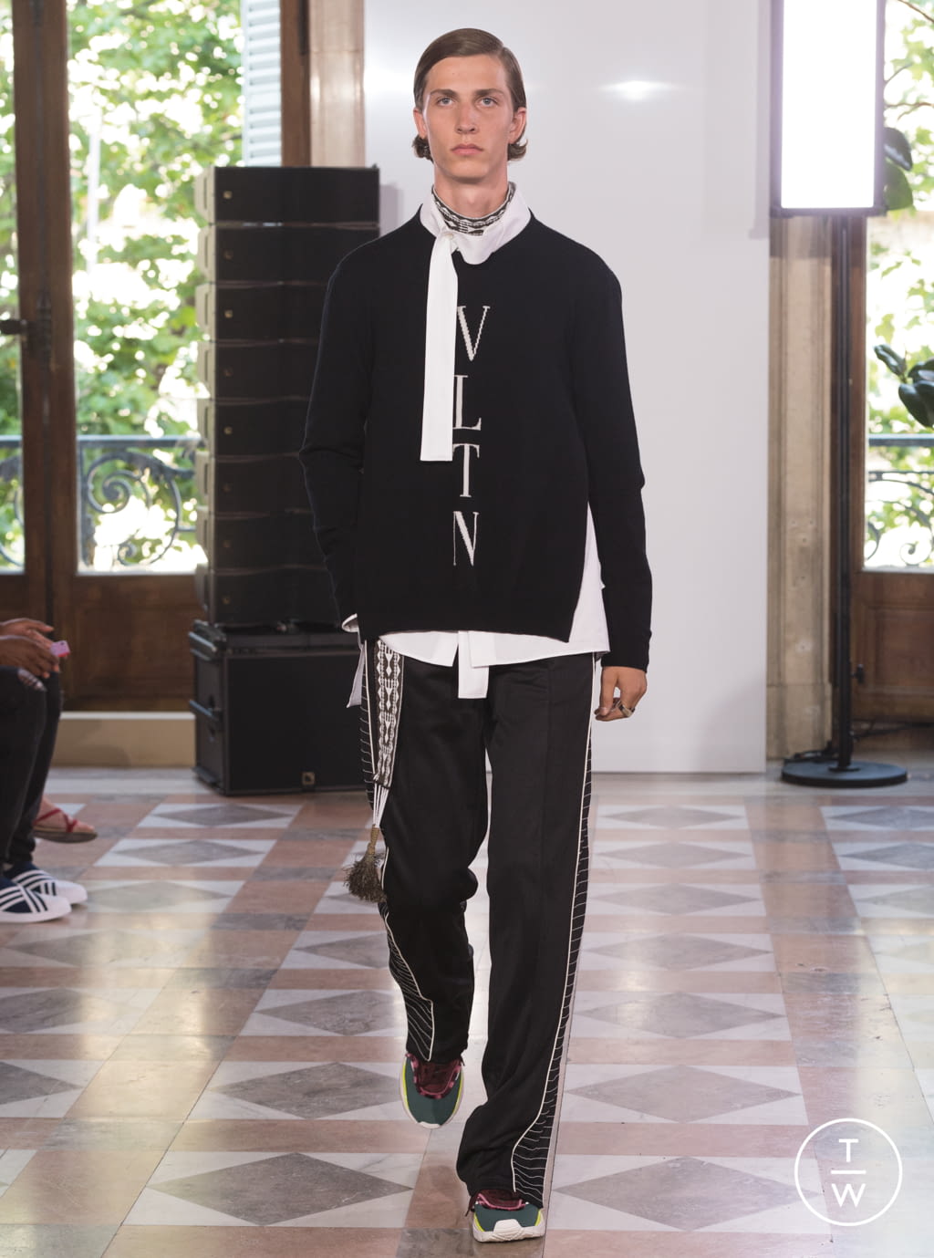 Fashion Week Paris Spring/Summer 2018 look 49 from the Valentino collection menswear