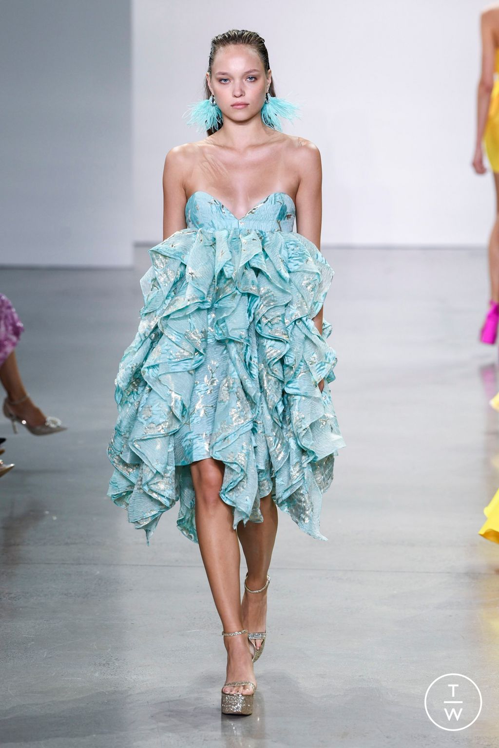 Fashion Week New York Spring/Summer 2023 look 26 from the Badgley Mischka collection 女装