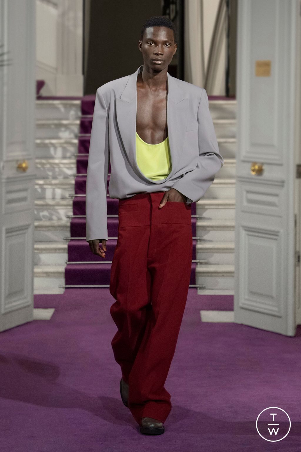 Fashion Week Paris Spring/Summer 2024 look 49 from the Valentino collection 高级定制