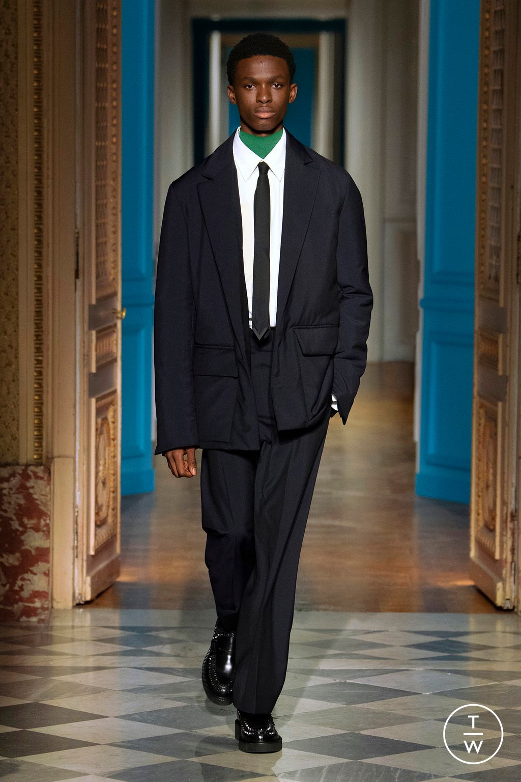 Fashion Week Paris Fall/Winter 2024 look 49 from the Valentino collection 男装