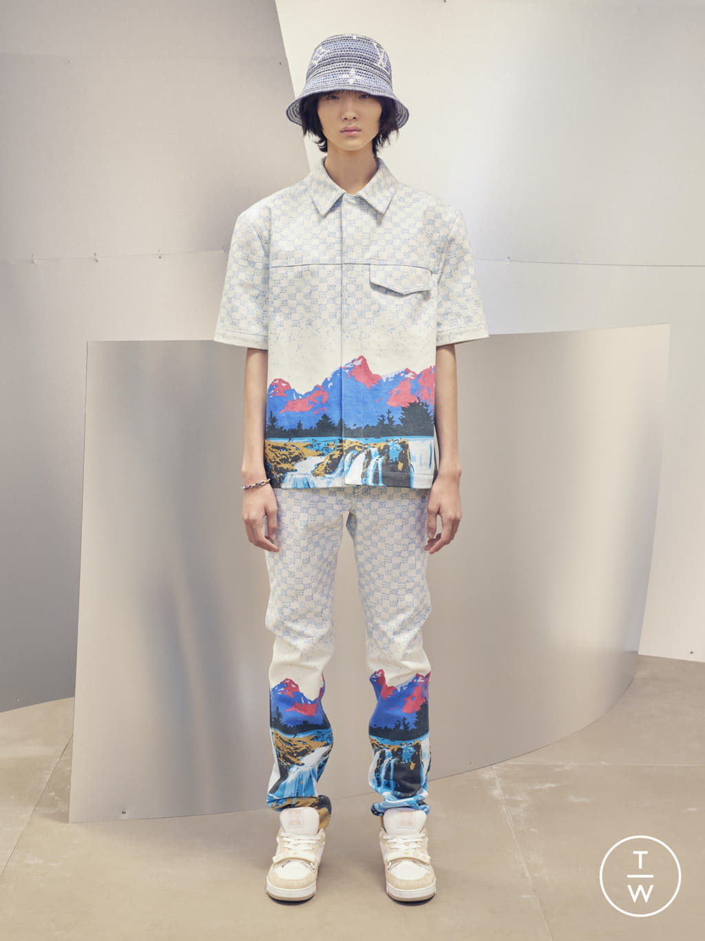 Fashion Week Paris Pre-Fall 2022 look 8 from the Louis Vuitton collection 男装
