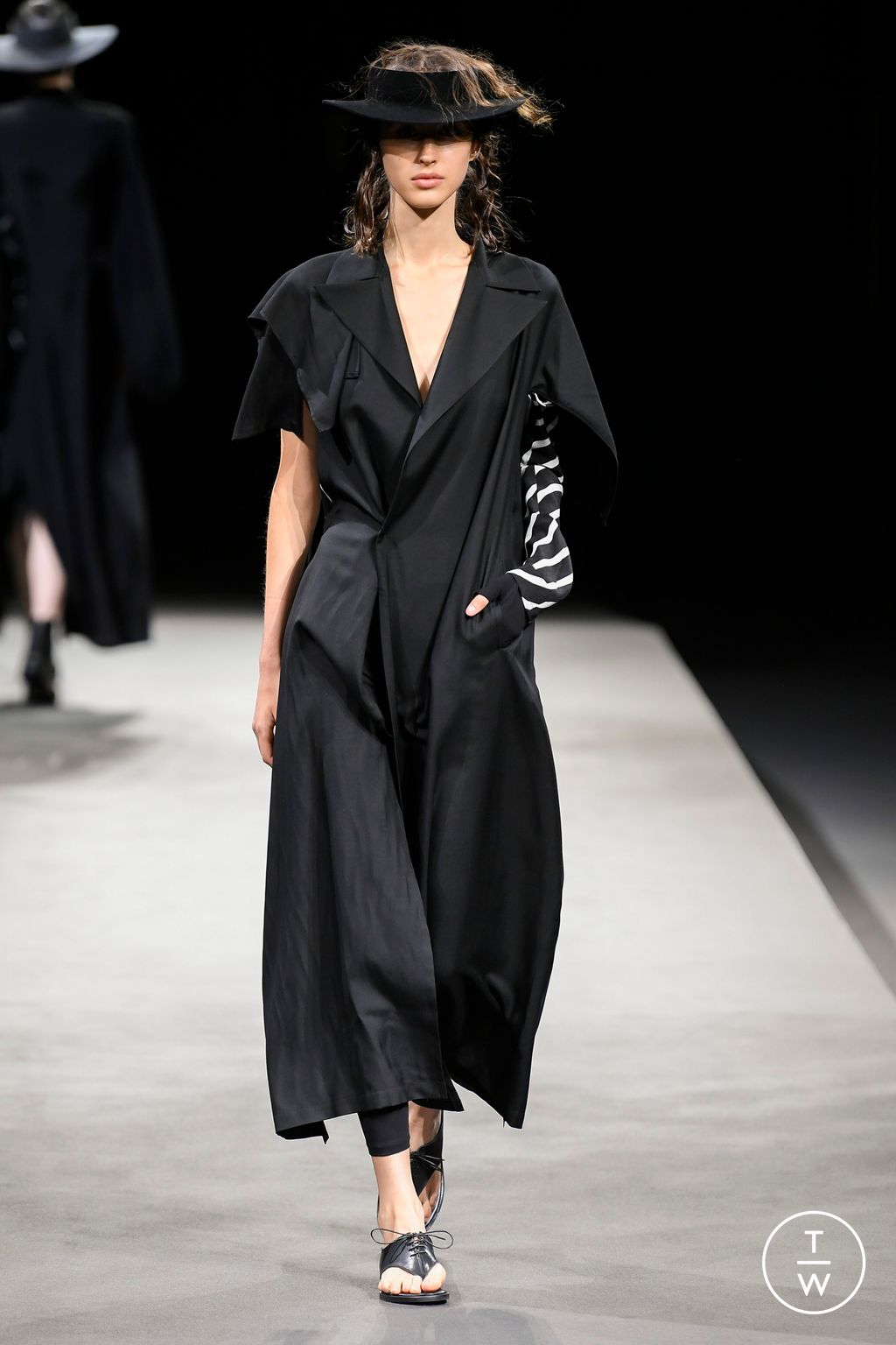 Fashion Week Paris Spring/Summer 2023 look 24 de la collection Yohji Yamamoto womenswear