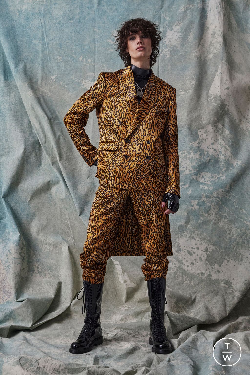 Fashion Week Milan Pre-Fall 2023 look 4 from the Moschino collection menswear