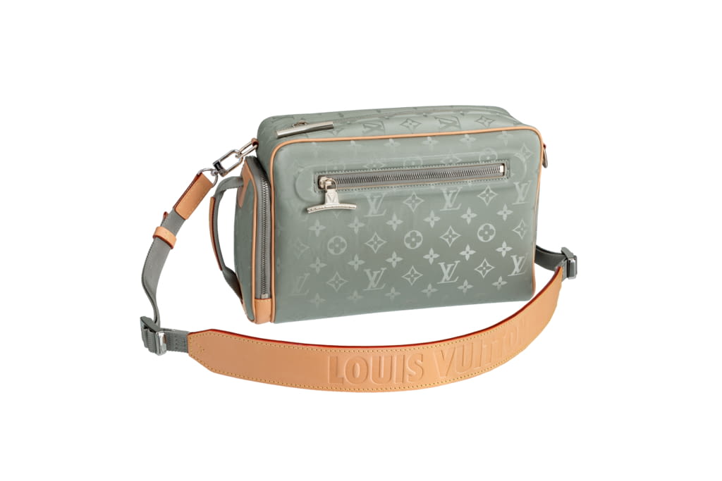 Fashion Week Paris Fall/Winter 2018 look 5 from the Louis Vuitton collection menswear accessories